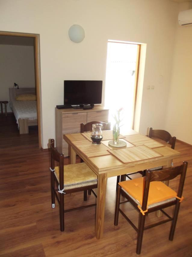 Apartmani Juliska Pirovac Exterior foto